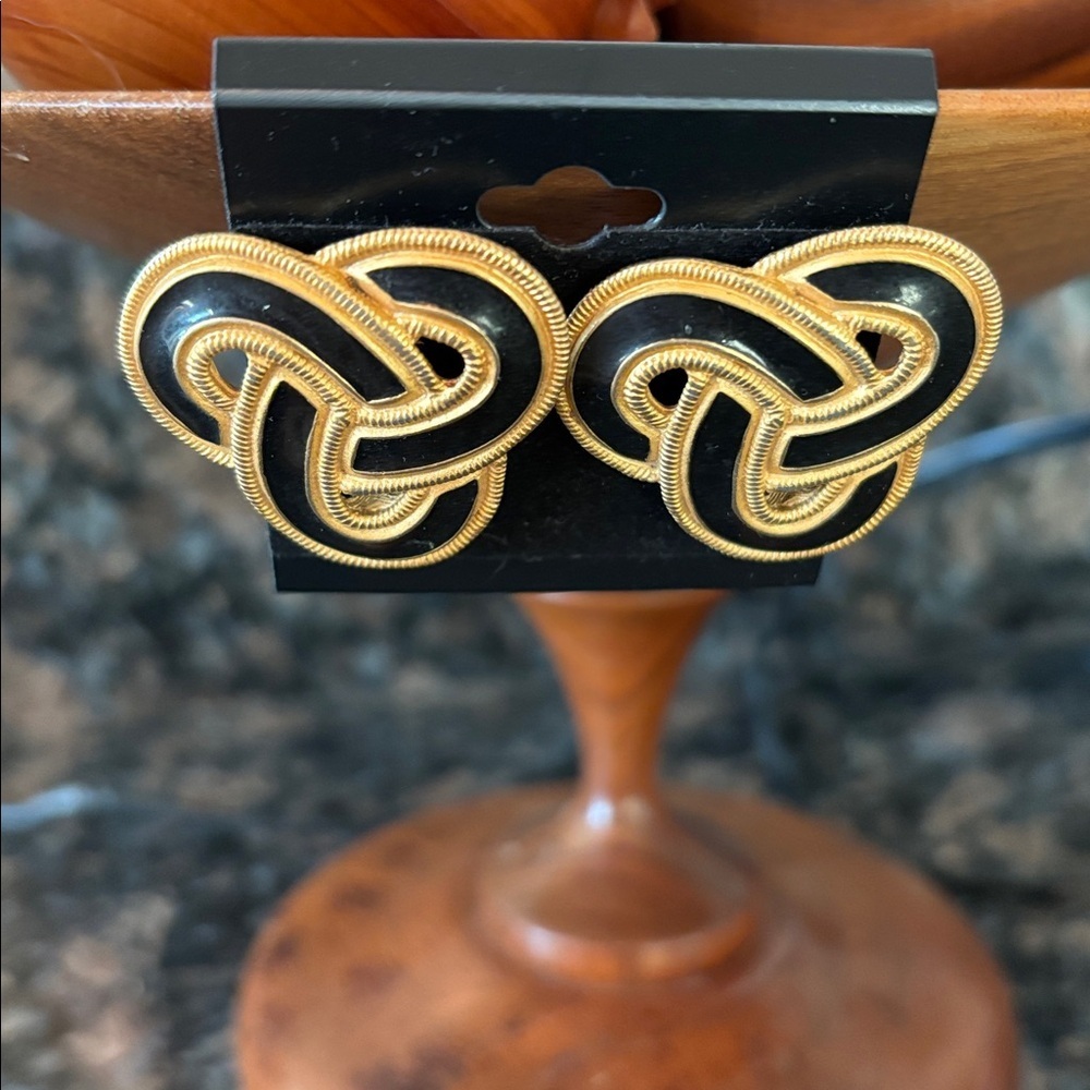Vintage Endless Celtic Knot Clip On Earrings Black Enamel Gold Tone 80s Chunky - Picture 6 of 6